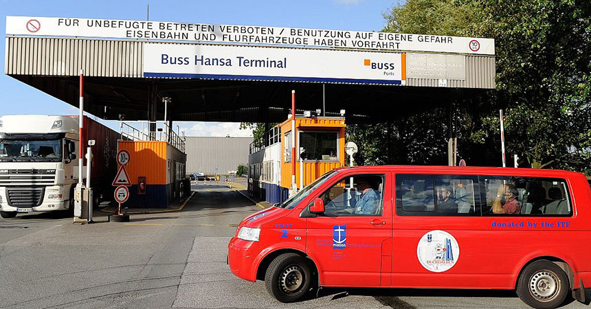 Bus vor dem Terminal