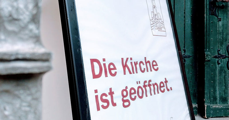 Schild vor Kirchentür