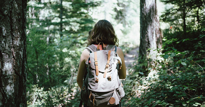 Eine Frau wandert durch den Wald