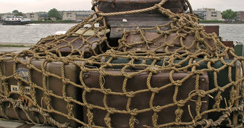 Koffer im Hafen - Versteigerung in der Seemannsmission - Copyright: Nataraj / Fotolia.com