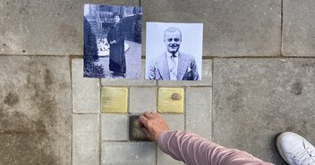 Gedenken mit Stolperstein - Copyright: © DuG Verlag