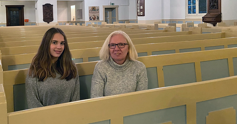 Konfirmandin Insa Bode und Pastorin Antje William in der Versöhnungskirche Eilbek