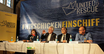 Katharina Fegebank, Zweite Bürgermeisterin von Hamburg, Heinrich Bedford-Strohm, Ratsvorsitzende der EKD, Leoluca Orlando, Oberbürgermeister von Palermo und Michael Schwickart von Seawatch, bei der Pressekonferenz am 03. Dezember in Hamburg - Copyright: © Hagen Grützmacher