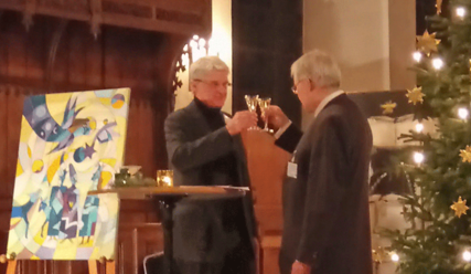 Pastor Andreas-M. Petersen und Bürgermeister Peter Bröker stoßen auf das neue Jahr an - Copyright: Kirchengemeinde Haselau