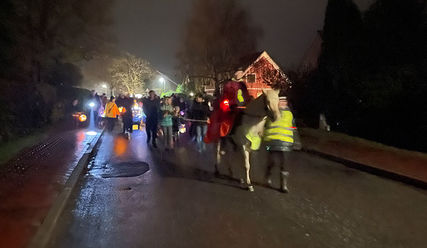 Das Martinsfest in Haselau beginnt mit einem Laternenlauf - Copyright: Andreas-M. Petersen