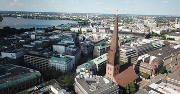 Hauptkirche St. Jacobi in der Außenansicht - Copyright: martinifilm