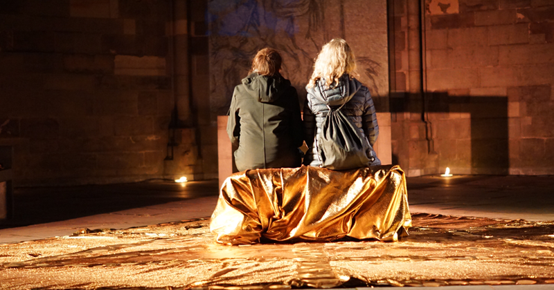 Auf Gottes goldenem Thron ist Platz für zwei – die Installation von Petra Kilian im Mahnmal St. Nikolai