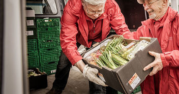 Zwei Ehrenamtliche beladen einen Sprinter mit Lebensmittelspenden - Copyright: © Tafel Deutschland e.V / Dagmar Schwelle