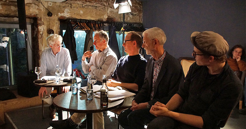 Das Podium aus Moderator Burkhardt Plemper, Dirk Hauer (Diakonie Hamburg), Uwe Giffei (SPD), Bernd Mülbrecht (Bischof-Hermann-Stiftung Münster) und Sören Kindt (Caritas-Krankenstube).