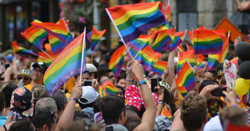 Regenbogenfahnen bei einer Gay Pride Parade - Copyright: © Creative Commons, CC0