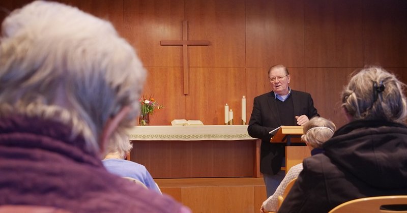 Pastor Reinhard Dorra beim Stadtteilgebet in Hamburg-Iserbrook