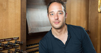 Kantor Gerhard Löffler vor 'seiner' Arp-Schnitger-Orgel in der Hauptkirche St. Jacobi, direkt in der Innenstadt - Copyright: @ Baraniak