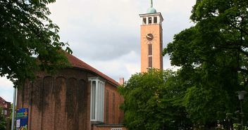 Die denkmalgeschützte Frohbotschaftkirche prägt den Stadtteil - Copyright: Thomas Morell/epd