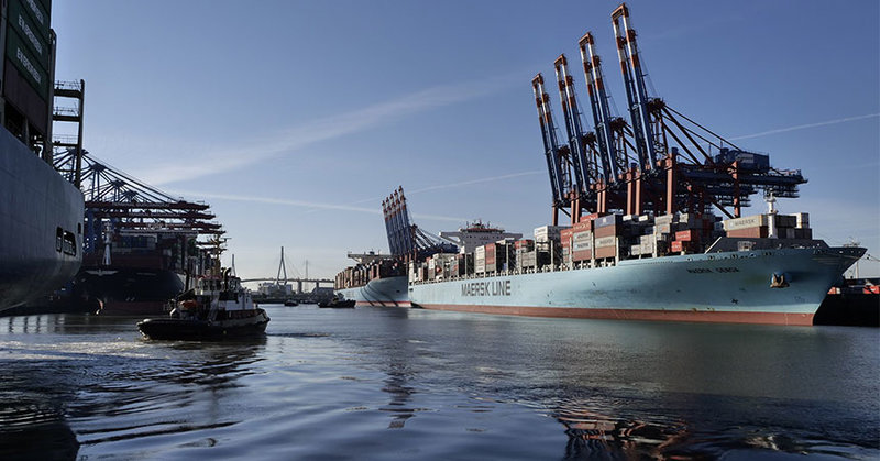 Containerschiff im Hamburger Hafen