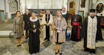 Von links: Carola Veit (Präsidentin Hamburger Bürgerschaft); Dr. Peter Tschentscher (Erster Bürgermeister der Freien und Hansestadt Hamburg); Bischöfin Kirsten Fehrs (Sprengel Hamburg und Lübeck der Nordkirche); Pastor Uwe Onnen (ACK Hamburg); Dr. Iryna Tybinka (Generalkonsulin der Ukraine, Hamburg); Hauptpastor Jens-Martin Kruse (Hauptkirche St. Petri Hamburg); Erzbischof Dr. Stefan Heße (Erzbistum Hamburg); Pfarrer Pavlo Tsvok (Ukrainisch Katholische Kirchengemeinde Hamburg) - Copyright: © Marcelo Hernandez, Nordkirche