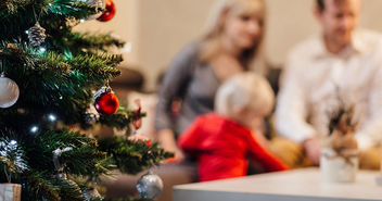 Weihnachtsbaum und feiernde Familie - Copyright: © Creative Commons