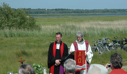 Die Pastoren Frank Schüler und Andreas-M. Petersen (v.l.) predigen beim Pfingstgottesdienst - Archivfoto von 2009 - Copyright: Kirchengemeinde Haselau