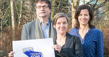 Die drei Vertrauensleute der Volksinitiative: Ulf Skirke, Zukunftsrat Hamburg; Sprecherin Wiebke Hansen; Ulrike Eder, Ökumenezentrum der Nordkirche - Copyright: Tschüss Kohle