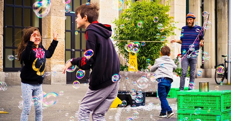 Spielende Kinder