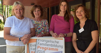 Führten ein Gespräch über die bessere Ausstattung der Familienbildung (von links:) Katja Rathje-Hoffmann (CDU-Landtagsabgeordnete), Doris Vorpahl (CDU-Fraktion Norderstedt und Mitglied im Sozialausschuss), Marianne Trede-Beck (Diakonisches Werk Schleswig-Holstein) und Birgit Harpering (Evangelische Familienbildung Norderstedt). - © Monika Rulfs - Copyright: Monika Rulfs