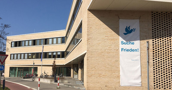 Banner am Haus der Kirche