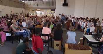 Ein interreligiöser Schulgottesdienst in Mümmelmannsberg mit Trimum-Initiator Bernhard König (Mitte) - Copyright: Filmstill