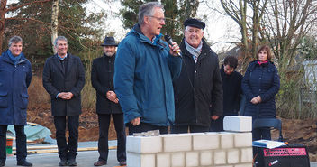 Propst Dr. Karl-Heinrich Melzer (links) wünscht den Katenwohnungen den Segen Gottes, rechts Projektleiter Rolf Beyer - Copyright: © Gunnar Urbach