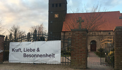 Kraft, Liebe, Besonnenheit – Corona-Banner an der Friedhofspforte - Copyright: Andreas-M. Petersen