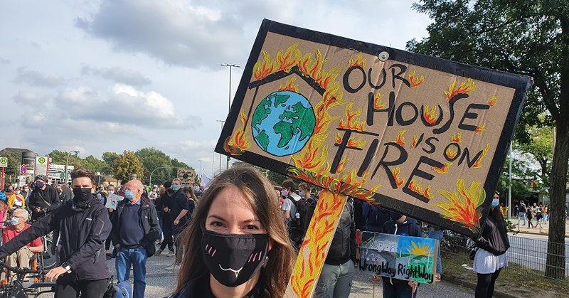 Wir hier bei der Demo von "Fridays for Future" fordern viele Menschen Wege aufzuzeigen, wie wir in Zukunft nachhaltiger und umweltbewusster leben können.