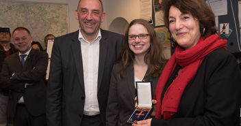 Chefredakteurin Birgit Müller (re.) mit Sozialsenatorin Melanie Leonhard und deren Vorgänger Detlev Scheele - Copyright: Mauricio Bustamante