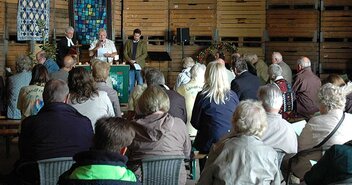 Rund 100 Menschen kamen zum Hofgottesdienst, um gemeinsam zu singen und zu beten. - Copyright: Kirchengemeinde Haselau