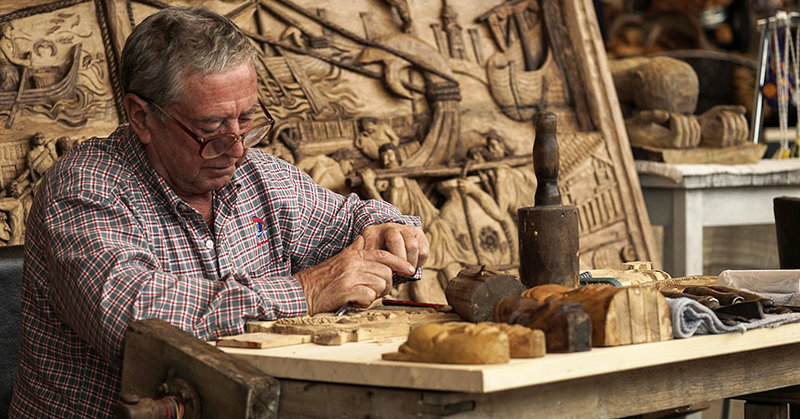 Ein älterer Handwerker bei der Arbeit