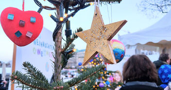 Fair gehandelter Christbaumschmuck der Aktion 'Weihnachten Weltweit' - Copyright: © Hagen Grützmacher