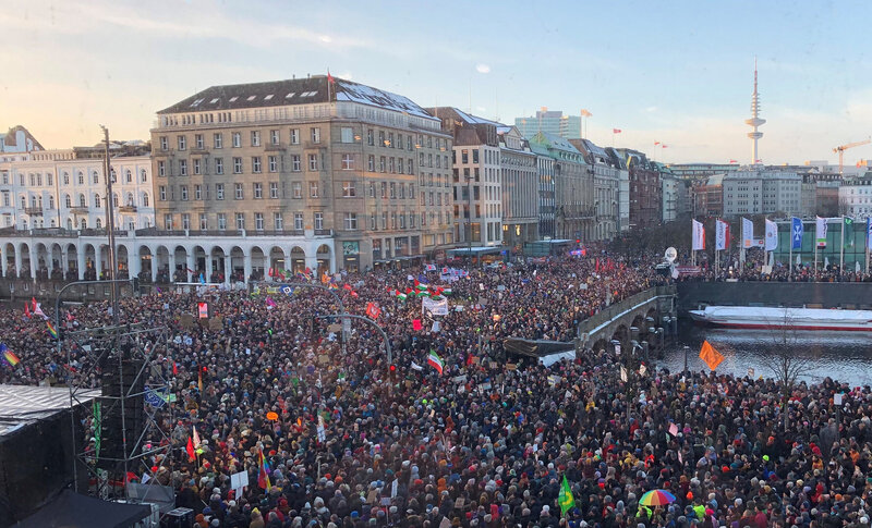 Hamburger Innenstadt während einer Demonstration gegen Rechts