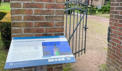 Infotafel am Eingang zum Kirchhof - Copyright: Andreas-M. Petersen