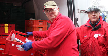 Harald Prokosch (links) ist einer von 100 Ehrenamtlichen bei der Hamburger Tafel - Copyright: © Hagen Grützmacher